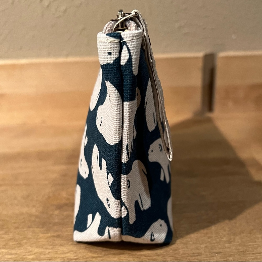 NWT Canvas Makeup Bag With Polar Bear Print - Picture 3 of 4